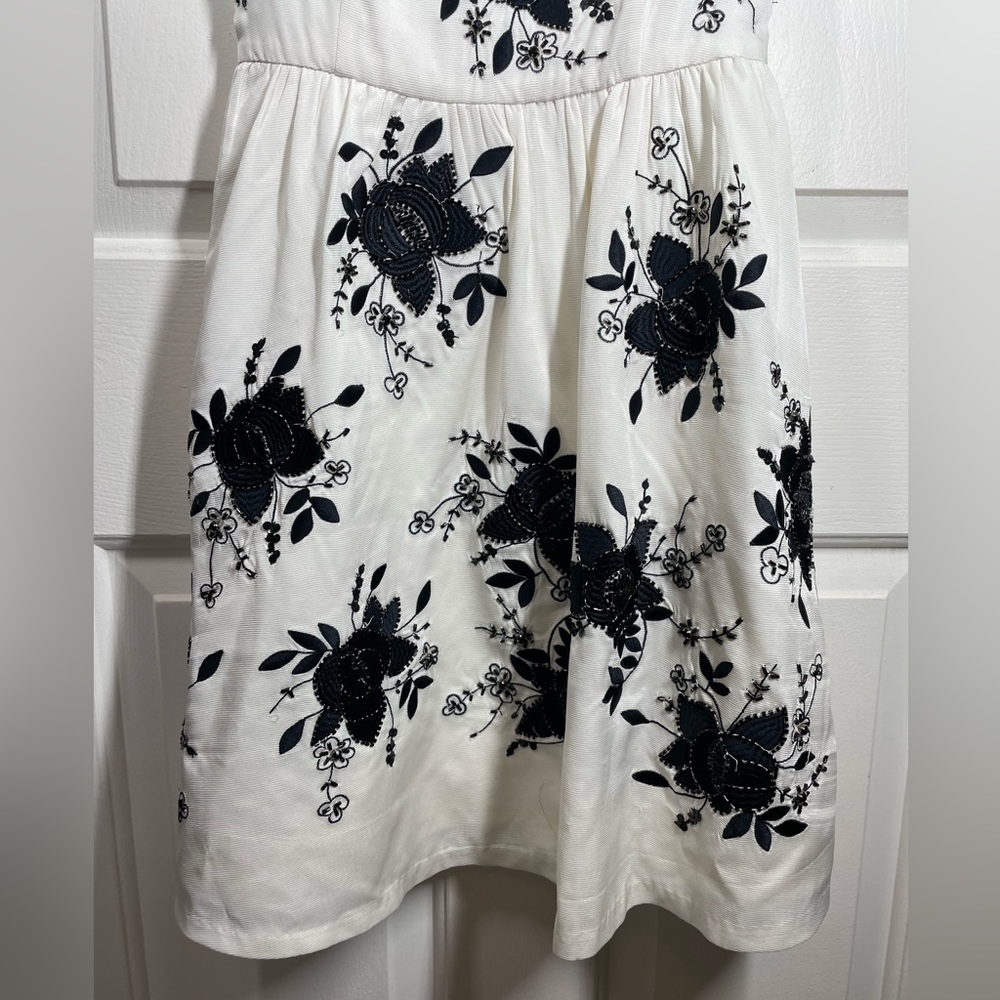 Alice+Olivia White Black Beaded Silk Dress Sz 4 - Picture 10 of 11